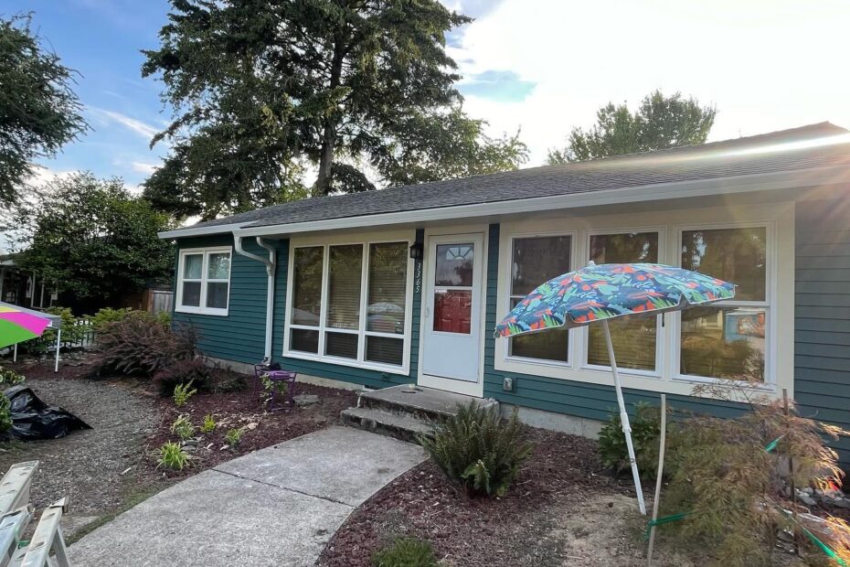 Complete siding replaced from vinyl siding to cedar Hardie siding with a brand new color to a Portland home