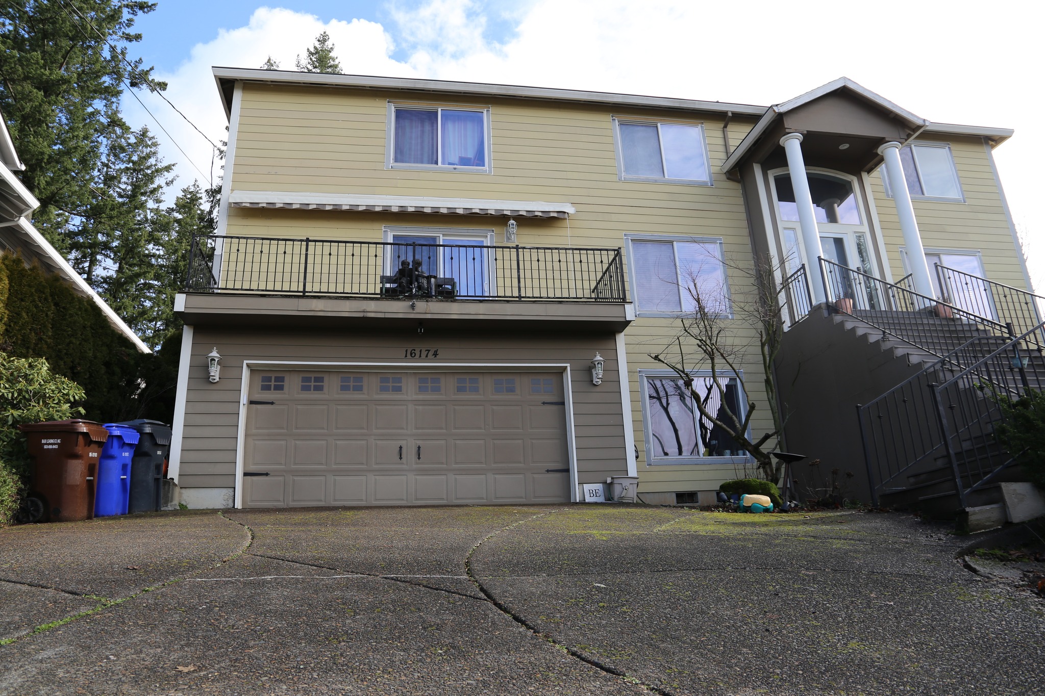 Cream colored siding on Portland home